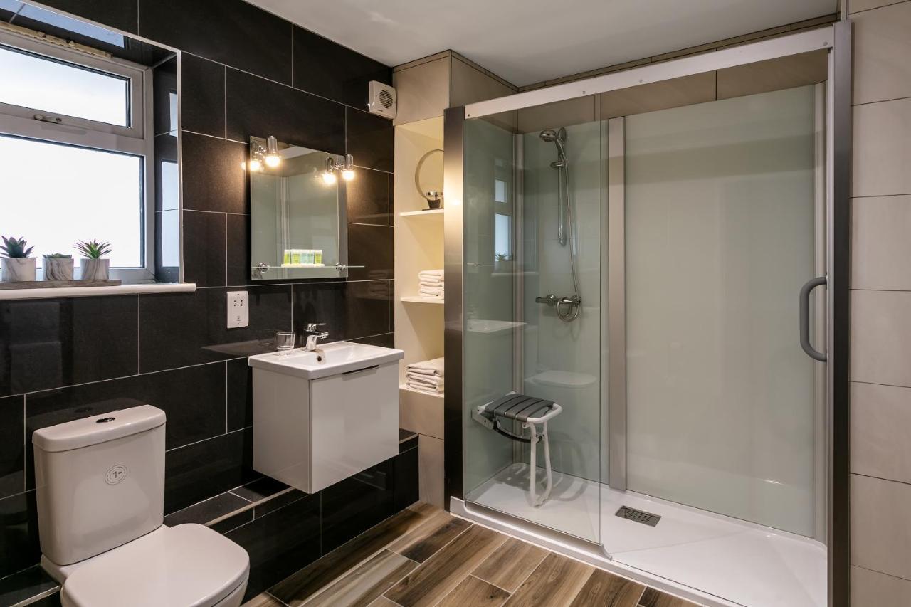 Roydon Marina Village Hotel Экстерьер фото