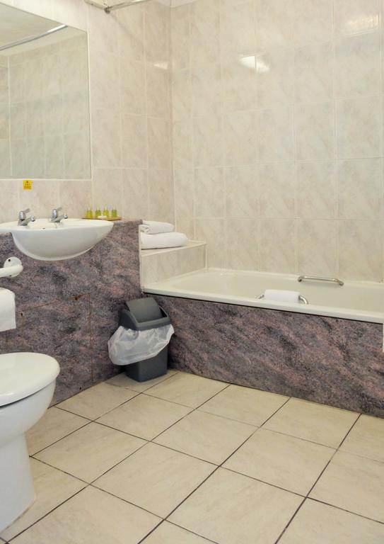Roydon Marina Village Hotel Экстерьер фото