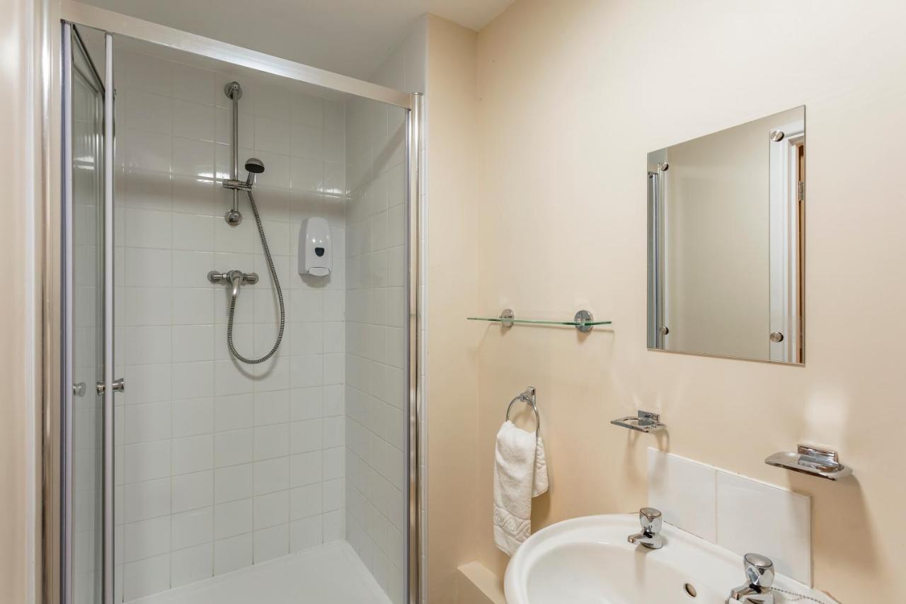 Roydon Marina Village Hotel Экстерьер фото