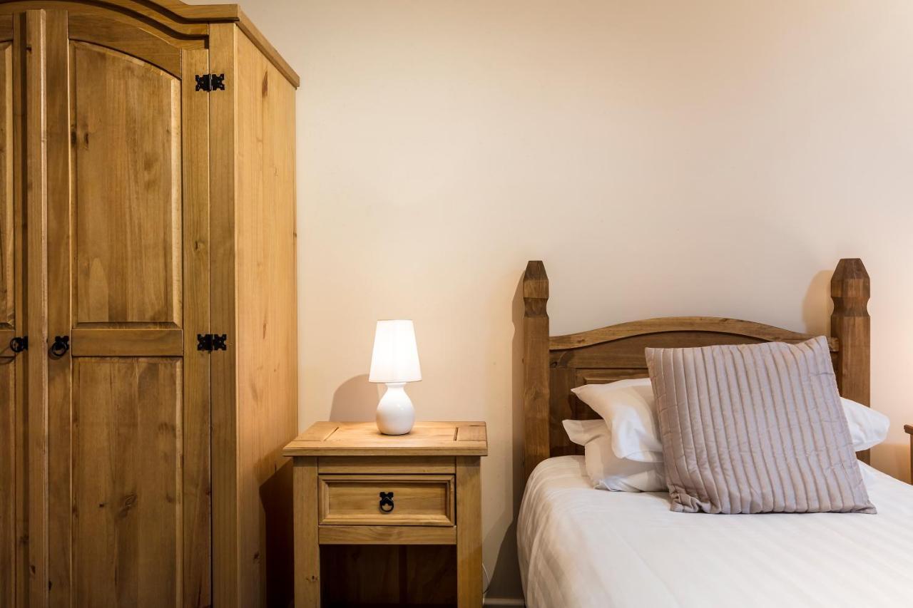 Roydon Marina Village Hotel Экстерьер фото