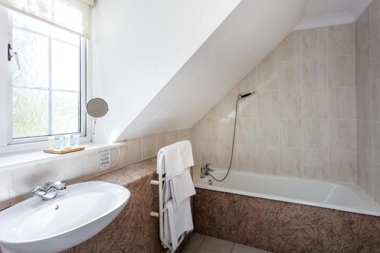 Roydon Marina Village Hotel Экстерьер фото