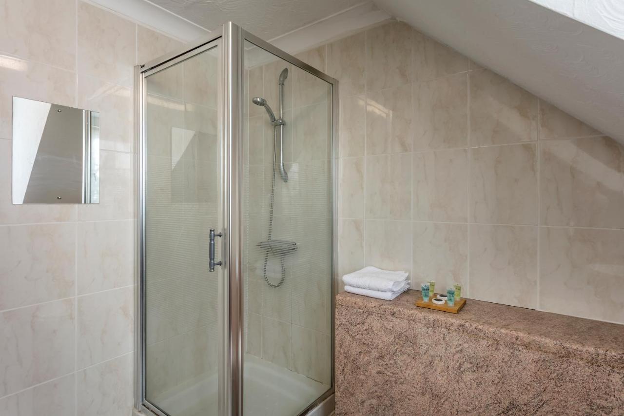 Roydon Marina Village Hotel Экстерьер фото