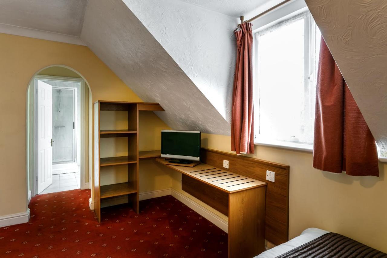 Roydon Marina Village Hotel Экстерьер фото