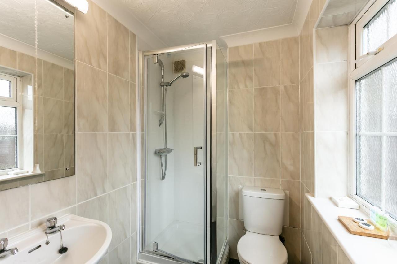 Roydon Marina Village Hotel Экстерьер фото