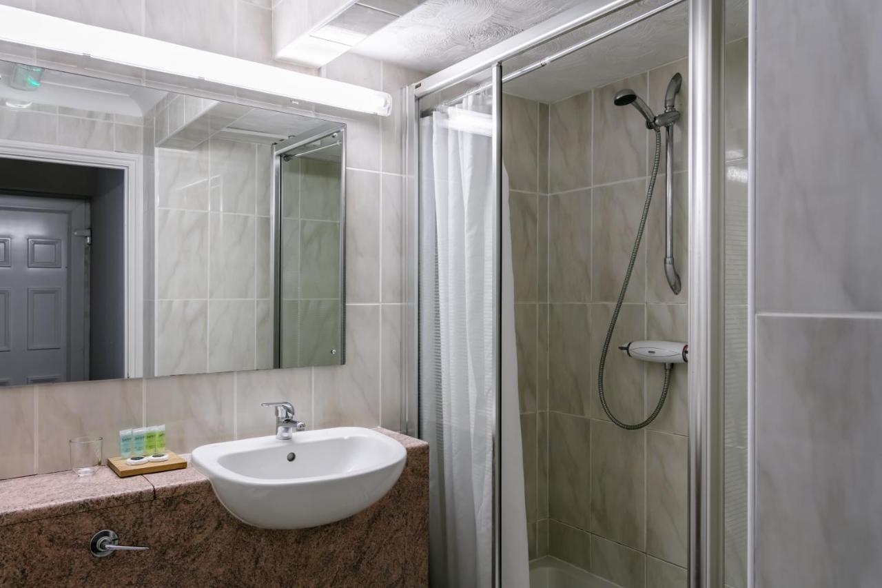 Roydon Marina Village Hotel Экстерьер фото