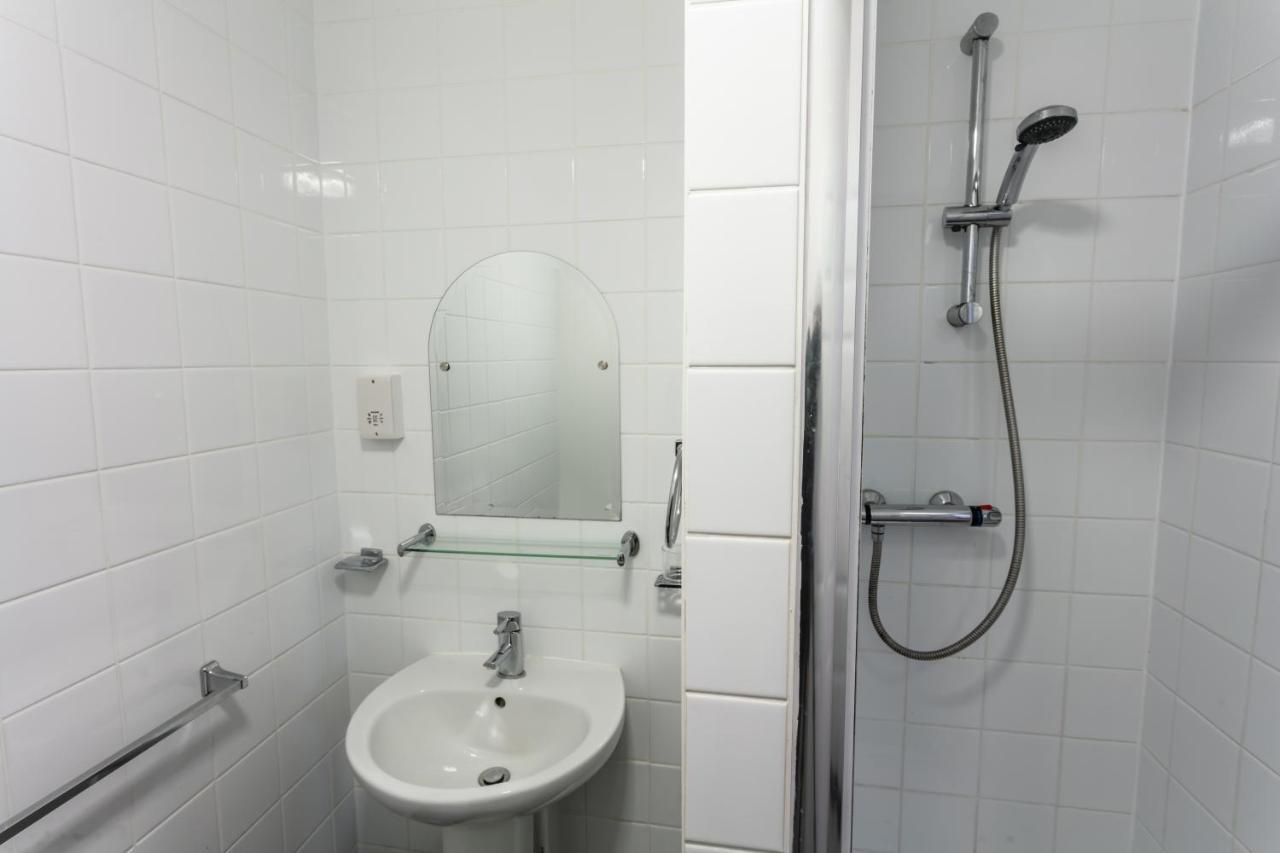 Roydon Marina Village Hotel Экстерьер фото
